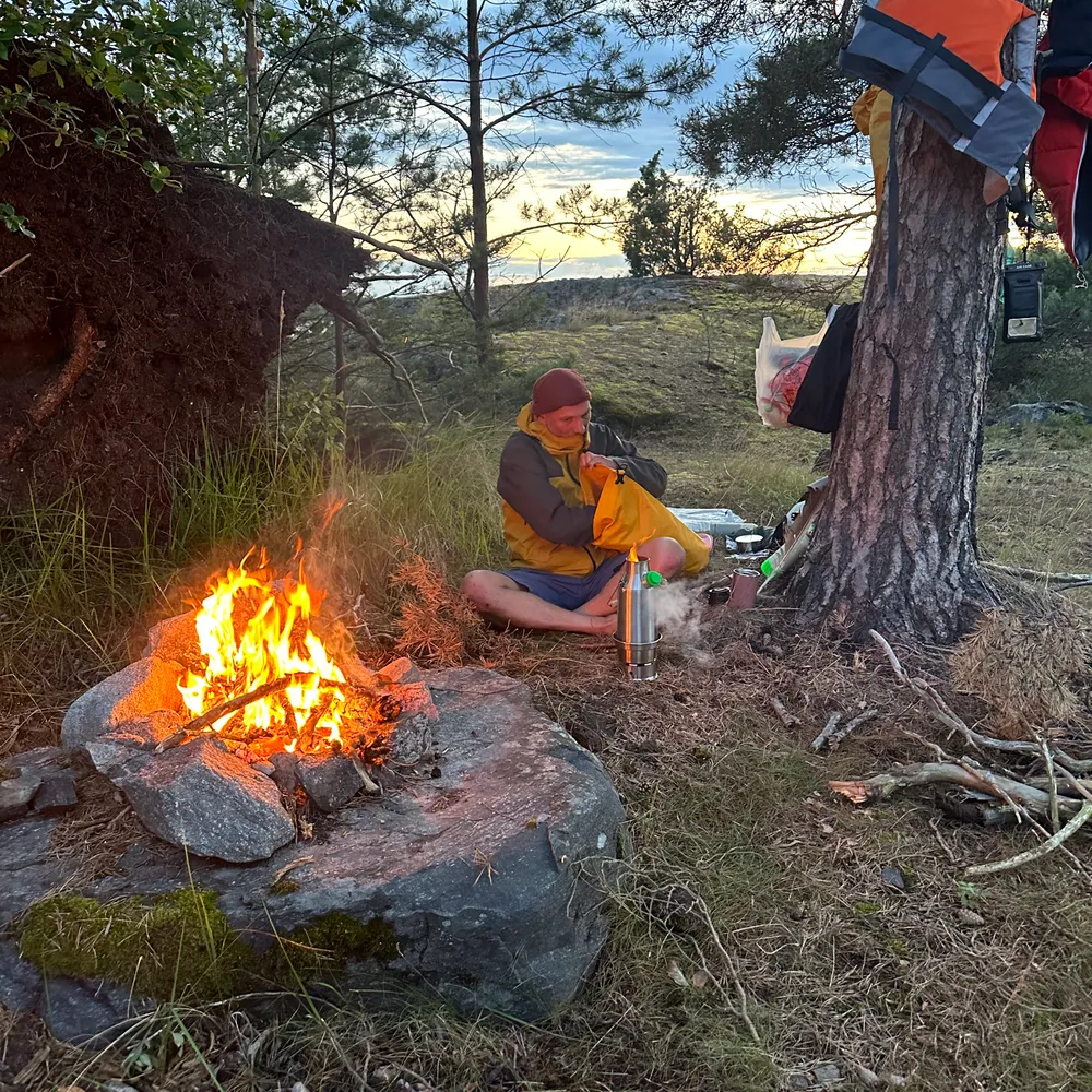Foto kamperen met kampvuur